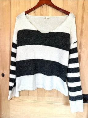 Hem & Thread Striped V-Neck Sweater in Black and White